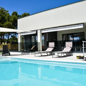 Sportiva With Private Heated Pool Zadar